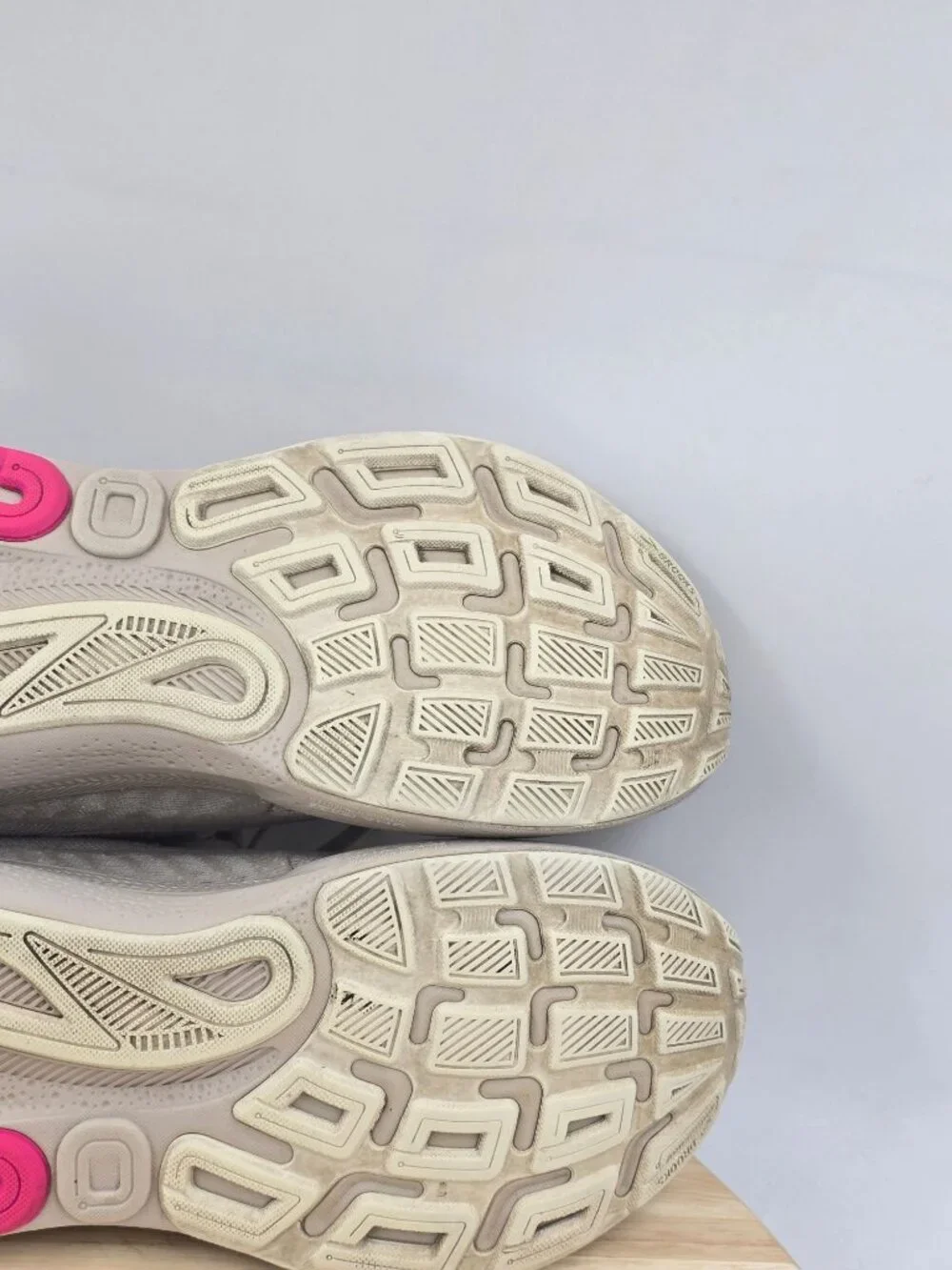 Brooks Adrenaline GTS 24 Womens Coconut Pink Running Athletic Shoes sz 8.5B